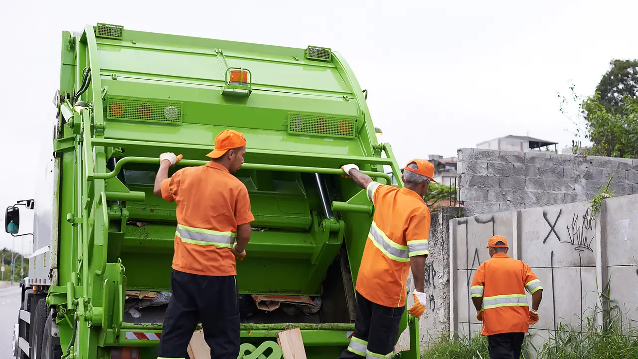 Contenedores vacíos: por la crisis, cada vez más gente se lleva basura y la recolección bajó en 5 mil kilos