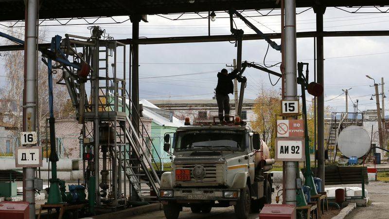 Rusia levantará la prohibición de exportar gasolina, según RBC