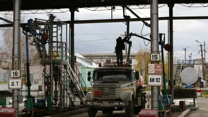 Rusia levantará la prohibición de exportar gasolina, según RBC