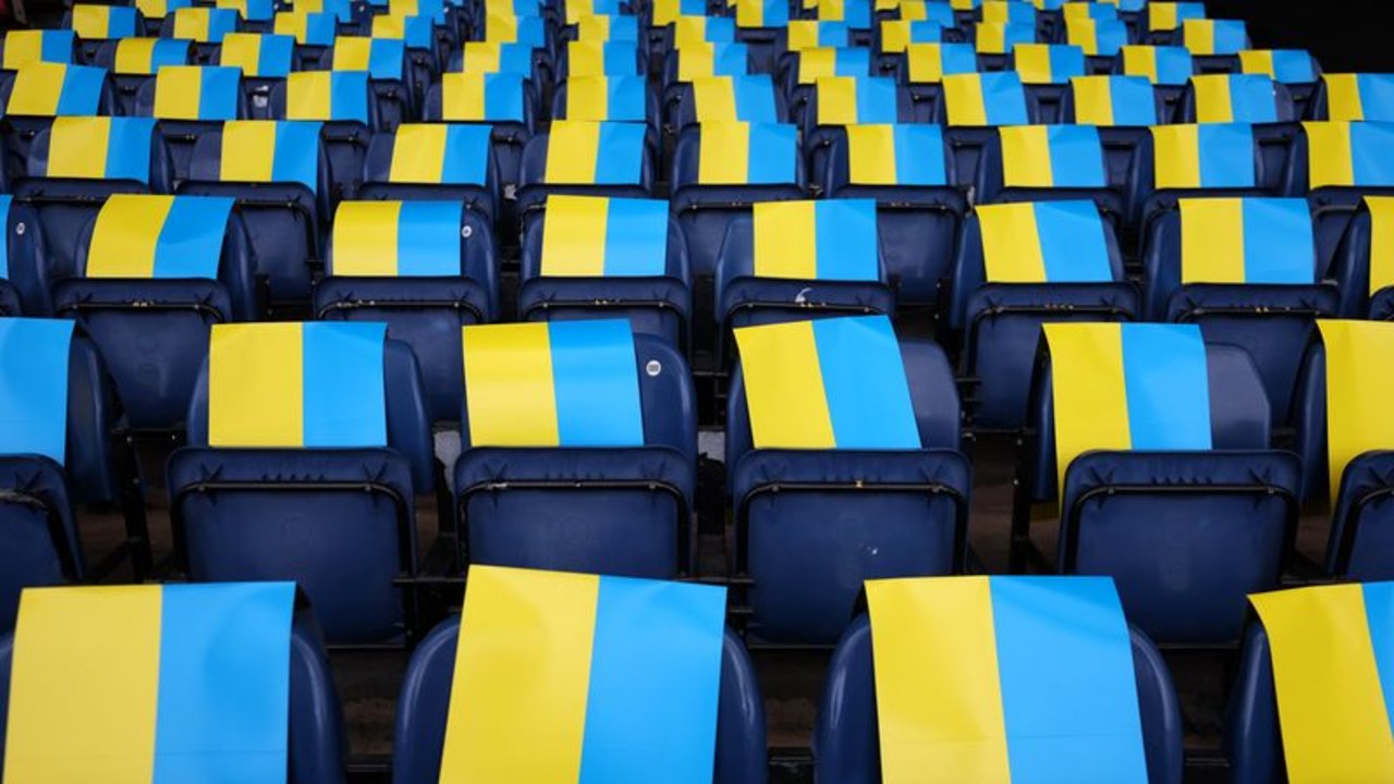 Tribunal ruso multa a hombre por teñirse el pelo con los colores de la bandera ucraniana: Mediazona