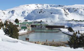 Parece Islandia, pero está en Argentina: el destino con termas y nieve que es furor | Escapadas