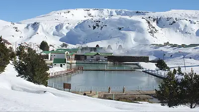 Parece Islandia, pero está en Argentina: el destino con termas y nieve que es furor este invierno Parece Islandia, pero está en Argentina: el destino con termas y nieve que es furor este invierno
