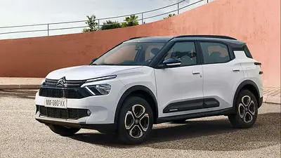 Auto blanco estacionado. Auto blanco estacionado.
