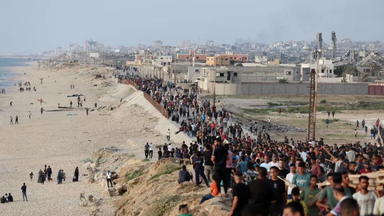 Ayuda para Gaza se amontona en Egipto, la entrega desde muelle estadounidense se tambalea