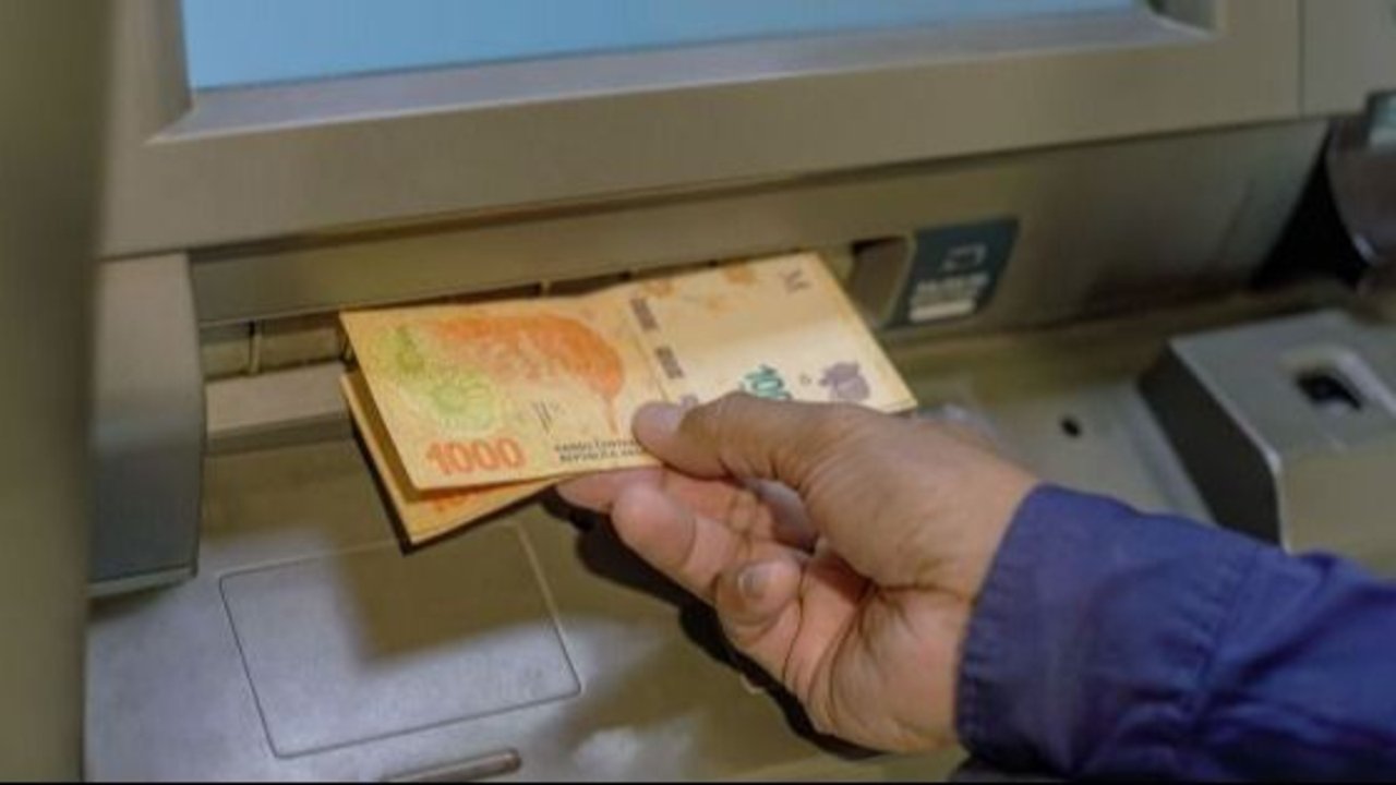 Quintela adelantó un nuevo incremento salarial para estatales: cuándo será y quiénes lo cobrarán