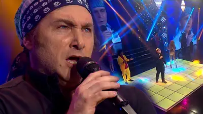 Fotografía del presidente cantando en la televisión Fotografía del presidente cantando en la televisión