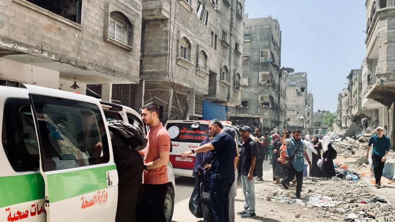 Personal de hospital de Gaza, presa del pánico, evacúa a pacientes tras un ataque con misiles: video