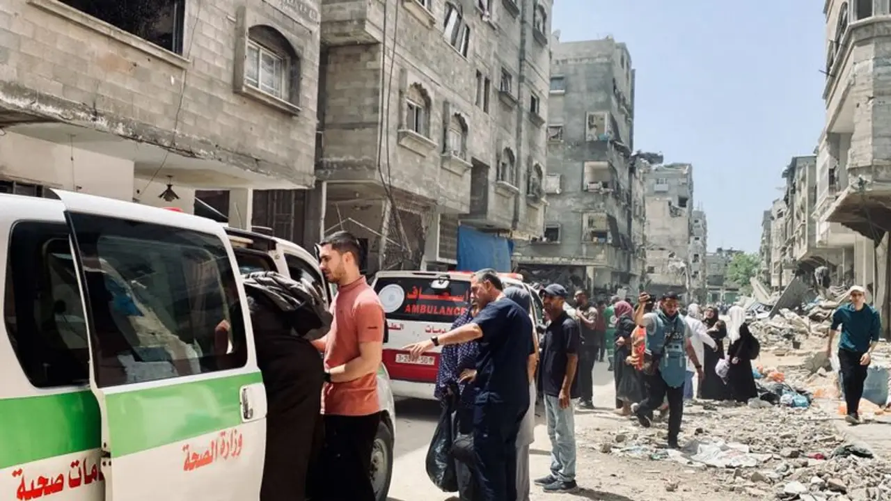 Personal de hospital de Gaza, presa del pánico, evacúa a pacientes tras un ataque con misiles: video