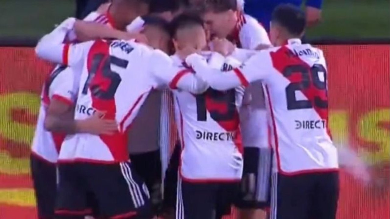 Esequiel Barco metió un golazo de tiro libre para River ante Temperley