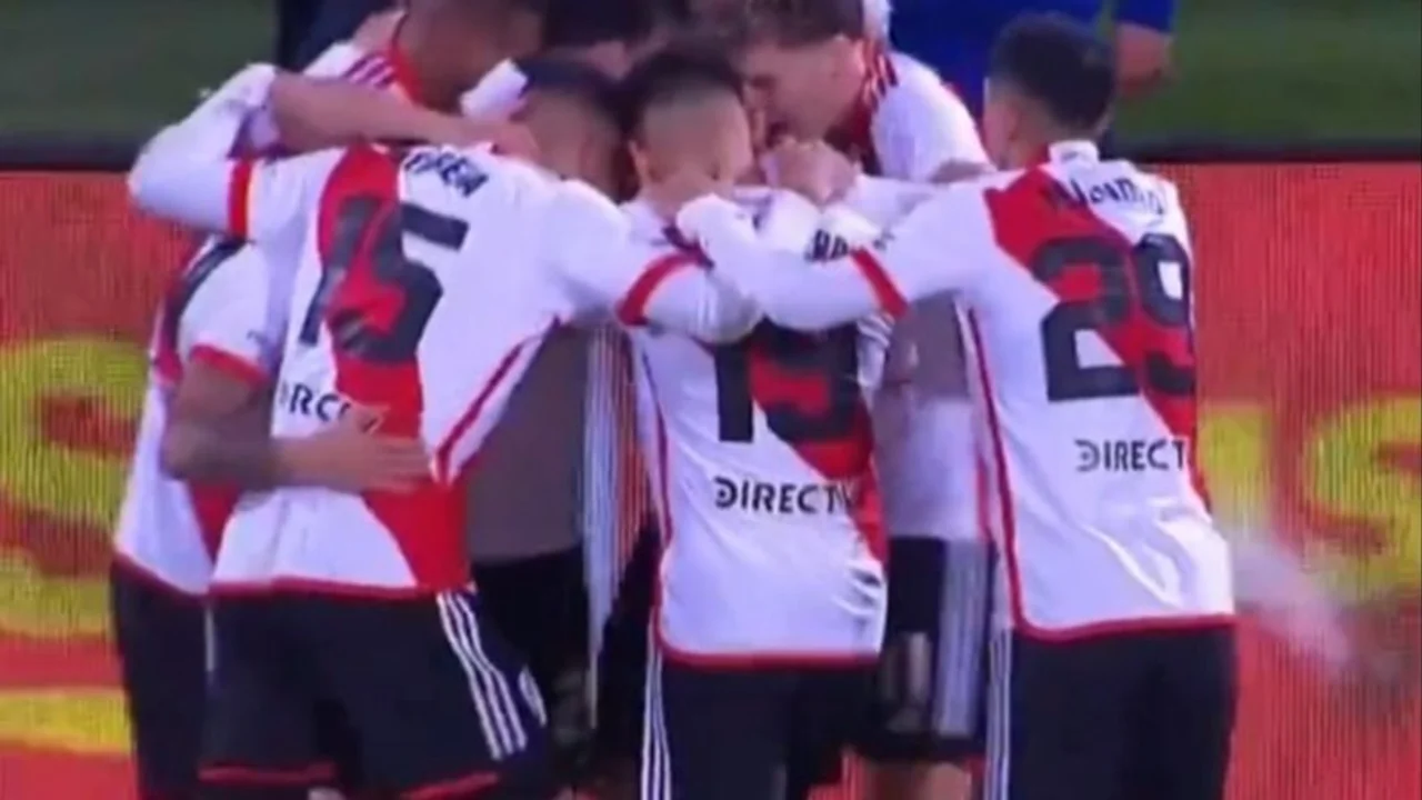Esequiel Barco metió un golazo de tiro libre para River ante Temperley