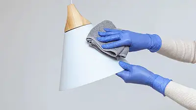 Manos trapo limpiando lámpara Manos trapo limpiando lámpara