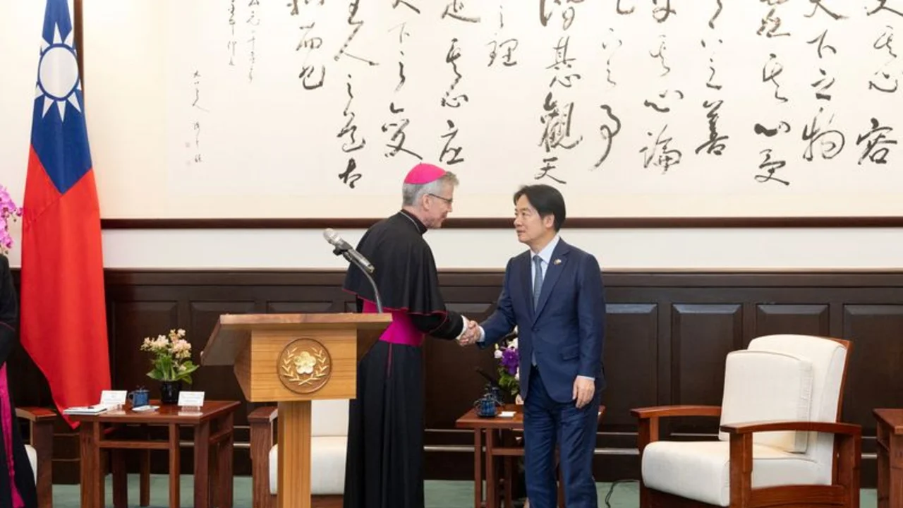 Taiwán vigila los lazos entre el Vaticano y China y dice que China violó el acuerdo sobre obispos