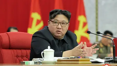 Corea del Norte exhibe por primera vez el retrato de su líder junto a sus predecesores Corea del Norte exhibe por primera vez el retrato de su líder junto a sus predecesores