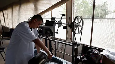 Expertos cubanos ponen gusanos de seda en manos de artesanos en un proyecto experimental Expertos cubanos ponen gusanos de seda en manos de artesanos en un proyecto experimental