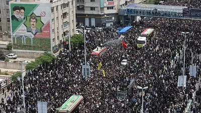 El líder supremo de Irán dirige las oraciones en el funeral de Raisi El líder supremo de Irán dirige las oraciones en el funeral de Raisi