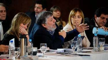 Piden a funcionarios que repatríen sus fondos en el exterior: el proyecto de UP en el Senado que responde al "dólar colchón"
