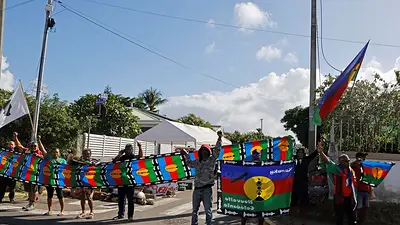 Macron viaja a Nueva Caledonia para tratar de calmar los ánimos tras una semana de disturbios Macron viaja a Nueva Caledonia para tratar de calmar los ánimos tras una semana de disturbios