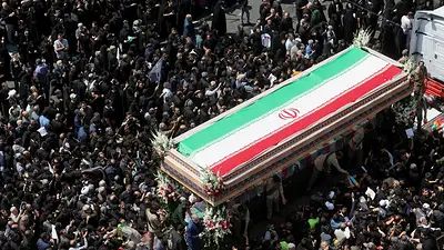 Dolientes abarrotan ciudad iraní para el entierro de Raisi Dolientes abarrotan ciudad iraní para el entierro de Raisi