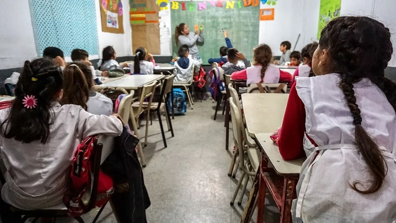 Educación pública: las estrategias de Insfrán para amortiguar el ajuste de Milei