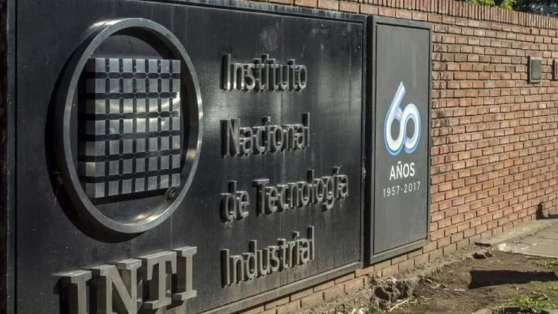 Anunció los despidos en el INTI y se escapó por la ventana: la insólita reacción de un funcionario