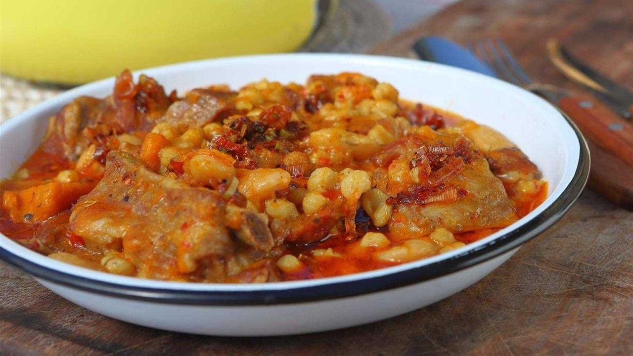 Imagen de un plato de locro, plato clásico del 25 de mayo 