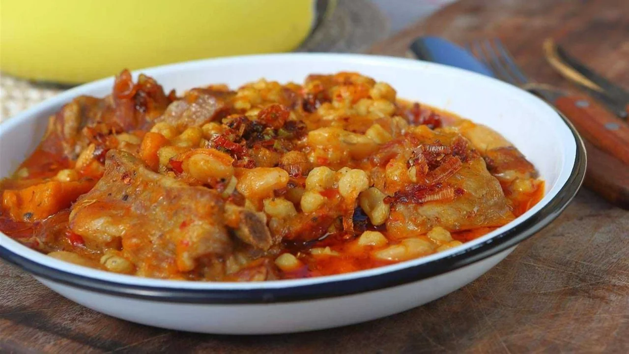 Imagen de un plato de locro, plato clásico del 25 de mayo 
