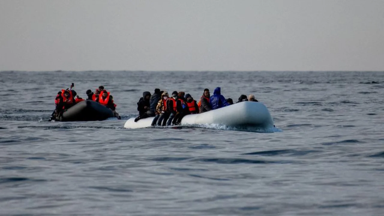 Más de 10.000 personas llegan al Reino Unido en pequeños botes desde enero