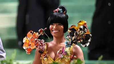 La rapera estadounidense Nicki Minaj es retenida por la policía en el aeropuerto de Ámsterdam La rapera estadounidense Nicki Minaj es retenida por la policía en el aeropuerto de Ámsterdam
