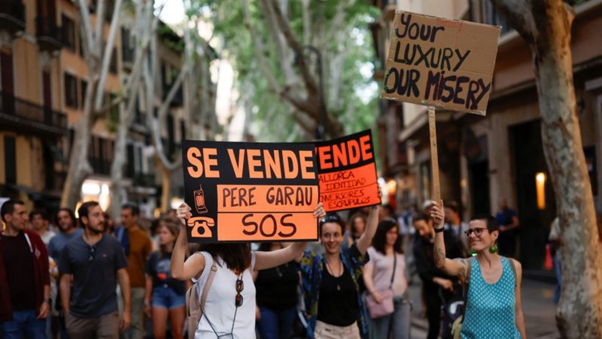 Miles de personas protestan contra el turismo masivo en Baleares | El ...