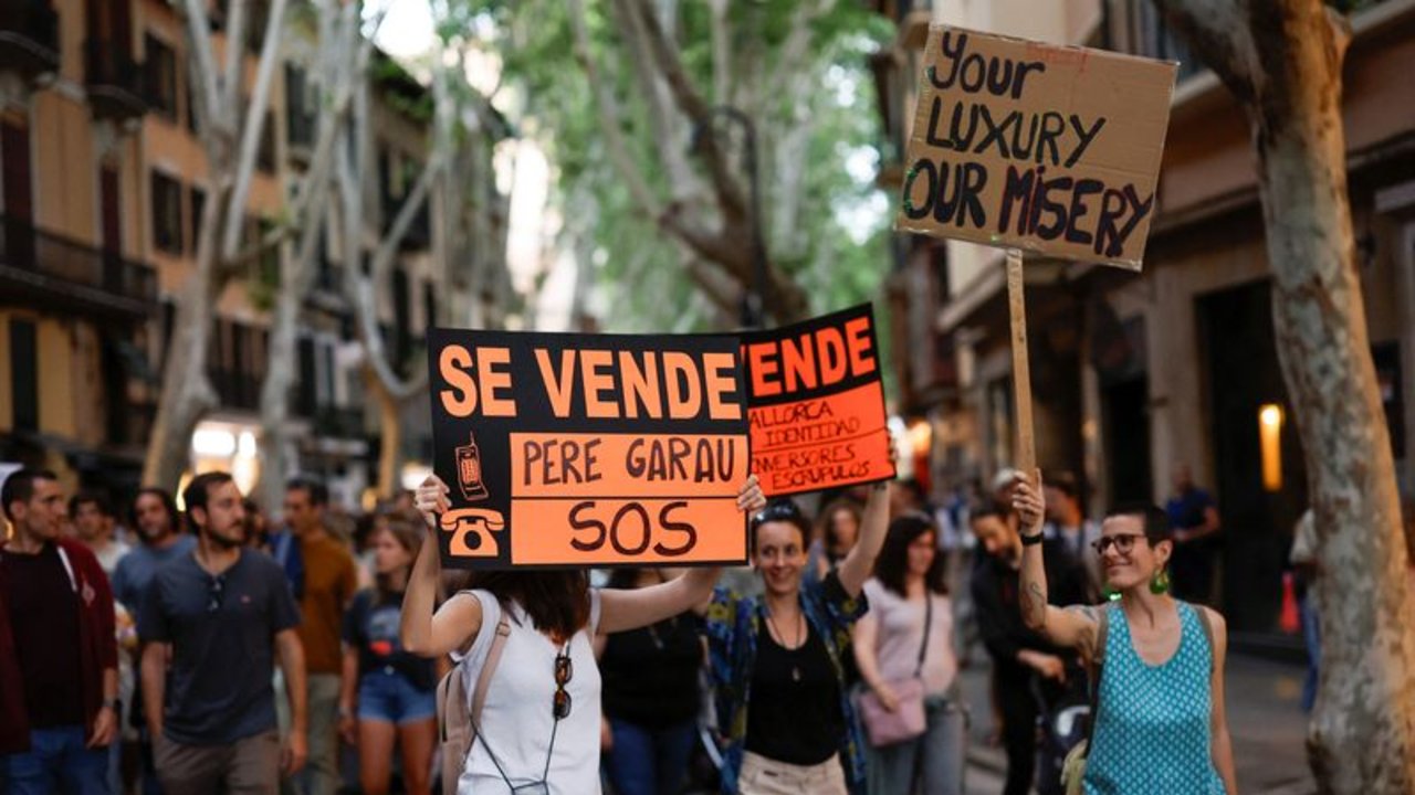Miles de personas protestan contra el turismo masivo en Baleares