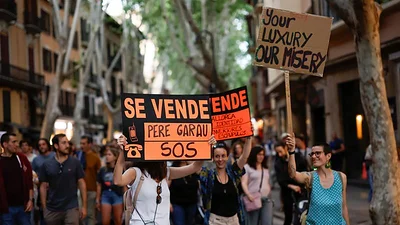 Miles de personas protestan contra el turismo masivo en Baleares Miles de personas protestan contra el turismo masivo en Baleares