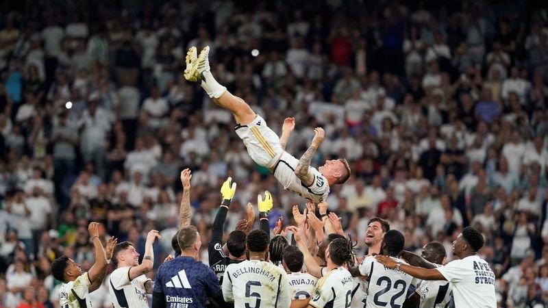 Kroos se despide emocionado de la afición del Real Madrid