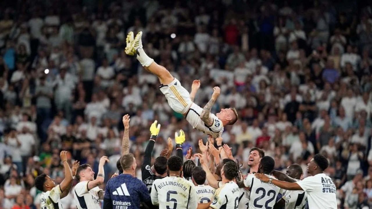 Kroos se despide emocionado de la afición del Real Madrid