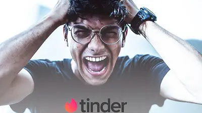 Un hombre gritando sobre el logo de Tinder Un hombre gritando sobre el logo de Tinder