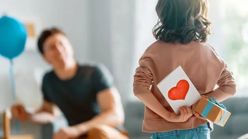 Niño carta corazón papá.