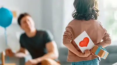 Niño carta corazón papá. Niño carta corazón papá.