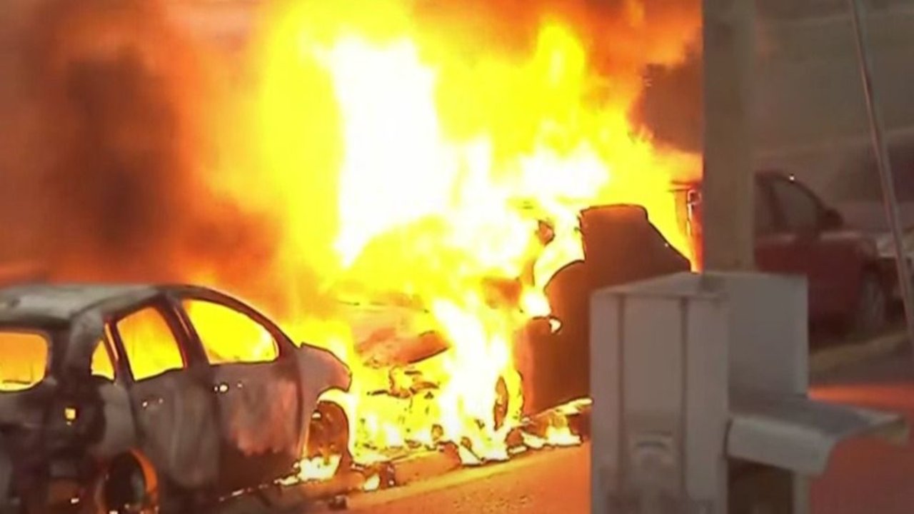 Vecinos prendieron fuego un patrullero tras el asesinato de un delivery