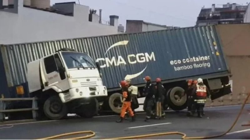 Camión quedó colgando en la Autopista 25 de Mayo. 