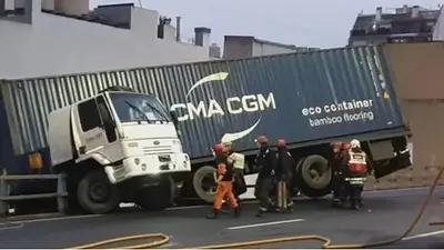 Camión quedó colgando en la Autopista 25 de Mayo. Camión quedó colgando en la Autopista 25 de Mayo.