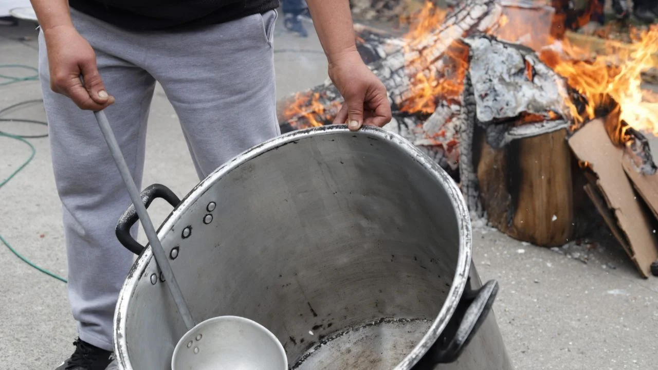 2 kilos de leche para 100 personas: la solución de Conin contra el hambre en los barrios