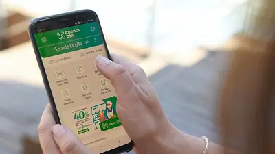 Usuaria de la Cuenta DNI con la app instalada en su teléfono Usuaria de la Cuenta DNI con la app instalada en su teléfono