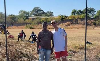 Tiene 20, fue voluntario en Zambia y logró ascender a un equipo de fútbol africano | Historias de vida