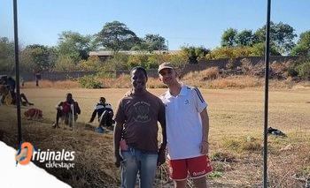 Tiene 20, fue voluntario en Zambia y logró ascender a un equipo de fútbol africano | Historias de vida