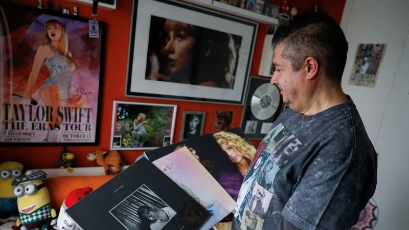 Un fan español muestra su "santuario" de Taylor Swift antes del concierto de la cantante en Madrid