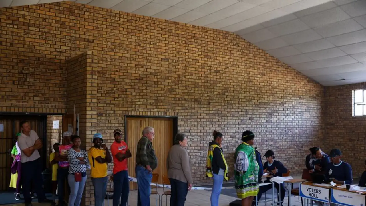 Los sudafricanos votan en las elecciones más reñidas desde el fin del apartheid