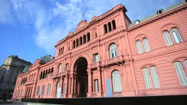 Despedida fría y suspensión de campaña: así vivió el Gobierno la muerte del Papa