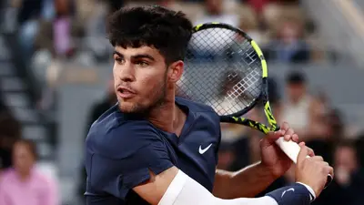 Alcaraz y Tsitsipas pasan a tercera ronda del Abierto de Francia cediendo un set Alcaraz y Tsitsipas pasan a tercera ronda del Abierto de Francia cediendo un set