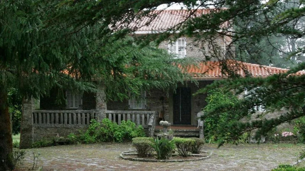 Casa estatua tejas.