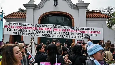 Quinta de Olivos, provincia de Buenos Aires. Movilización contra la desregulación de las prestaciones en salud para las personas con discapacidad. Foto: Kaloian Santos Cabrera. Quinta de Olivos, provincia de Buenos Aires. Movilización contra la desregulación de las prestaciones en salud para las personas con discapacidad. Foto: Kaloian Santos Cabrera.