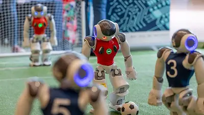 Robots juegan al fútbol en una muestra de inteligencia artificial de Ginebra Robots juegan al fútbol en una muestra de inteligencia artificial de Ginebra